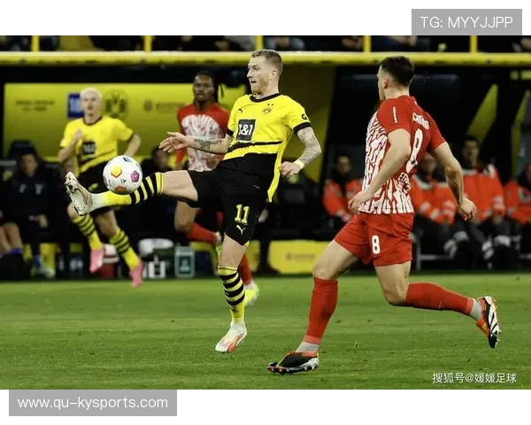 弗赖堡球队备战法兰克福比赛，全队备战状态良好，弗赖堡队主客场球衣